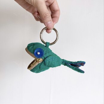 《毎日が楽しくなる》魚バックチャーム "  しっぽはイチョウの葉のように" no.235