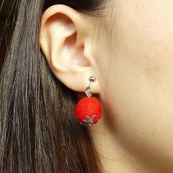 【心に寄り添う】小さなフェルトボールイヤリング／ピアス 選べるカラフル16色・軽くてやさしい日常使い (花座付き)