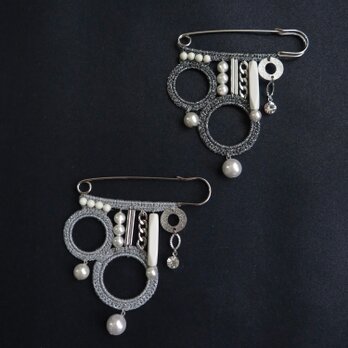 バランスブローチ(ブラックラメ）