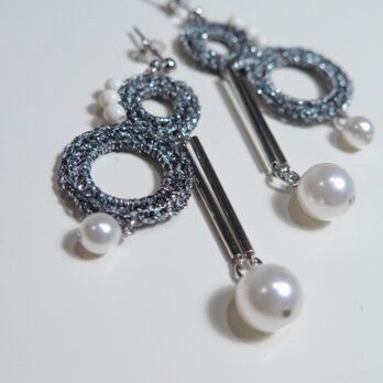 バランス編みモチーフピアスorイヤリング(ブラックラメ）