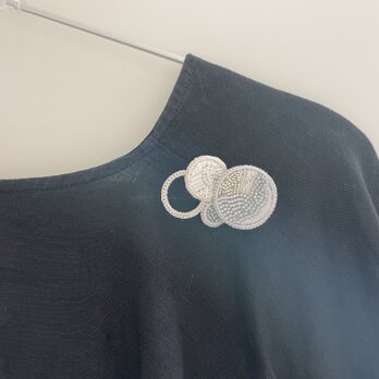 〔２個セット〕【印象に残るブローチ　ーenー】かろやかなつけ心地 MシルバーとSシルバーb017