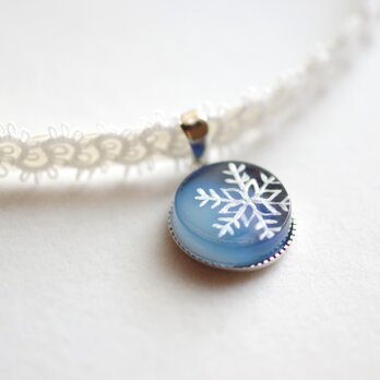 【受注製作】レジンアート　ラウンドモチーフとタティングレースとサテンリボンのチョーカー〈雪の結晶・青〉