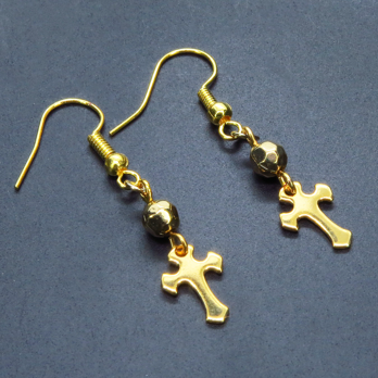 ゴールドカラー ロザリオ（十字架）とメタルビーズを組合せたコンパクトなピアス ステンレス サージカル可