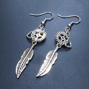 アンティークシルバー フェザーと歯車を組合せたスリムなピアス スチームパンク風 ハート