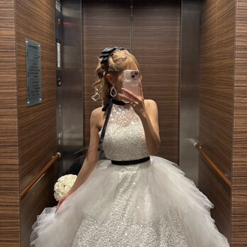 実例写真！華やか ウェディングドレス ホルターネック シークインチュール フレアスカート 拳式/前撮り