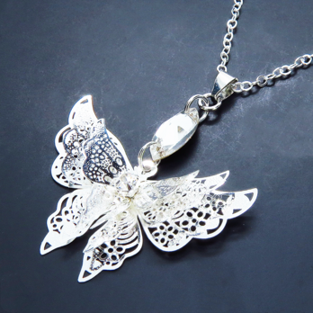 シルバーカラー バタフライ ペンダント ネックレス 繊細なつくりで立体的に表現された蝶 スワロフスキー 立体 長さ調整可
