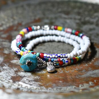 ホワイト＆多彩アンティークヴェネチアビーズのネックレス（ターコイズ留め金）