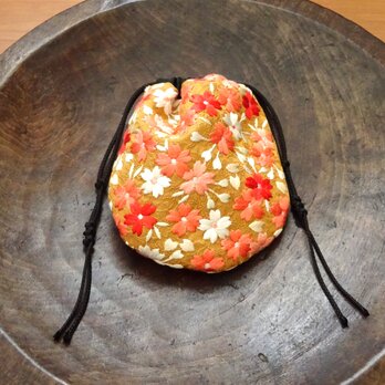 満開の桜を楽しむミニポーチ