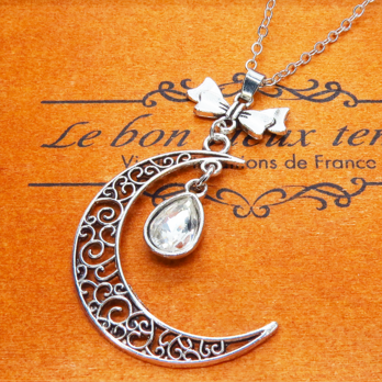 アラベスク調の透かし模様の入った三日月にラインストーンを吊り下げたムーンネックレス 長さ調整可