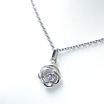 ホワイトローズ｛薔薇｝のペンダント・シルバー製【主張しすぎない程よいサイズ。】