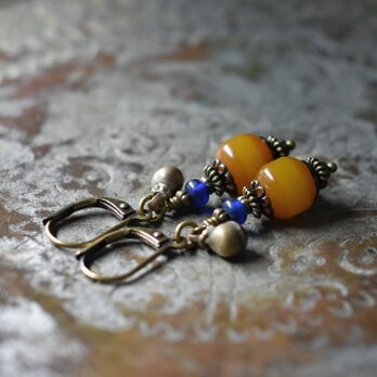 ツートン琥珀色アフリカンアンバーとブルービーズ、民族鈴のピアス