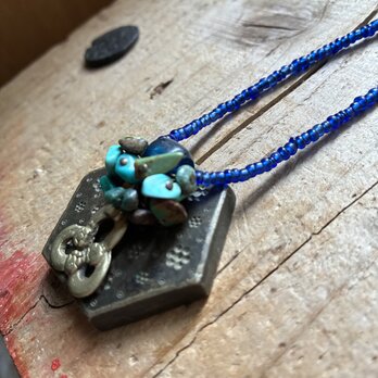 ＊古のネックレス＠古いクチ族のチャーム＋ターコイズピンワーク＋アジアの出土ビーズ＋ジャワシードビーズなど