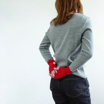 【日本製】フィンガーホール付きウールブレンド配色ニット　＜グレー×レッド＞