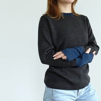 【日本製】フィンガーホール付きウールブレンド配色ニット　＜チャコールグレー×ネイビー＞のコピー