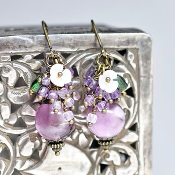 パープルマーブルまん丸ドイツヴィンテージビーズとたわわなフローライト、白蝶貝の小花、グリーンボヘミアビーズのピアス