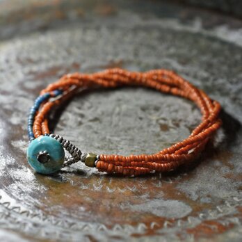 アンティークオレンジ色シードビーズと水色mixビーズの4連ブレス（ターコイズ留め金）