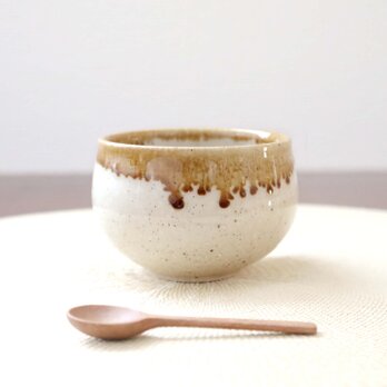 白御影土と透明釉のお湯のみ 縁飴