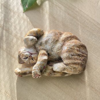 木彫りの小さな猫の置物「陽の子守歌　ぐる猫奏で」