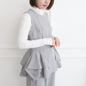 普段着〜フォーマルにも1年中着まわせる タックフレアラッフル ノースリーブトップス / 3サイズ　グレー　0750Grey