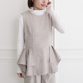 普段着〜フォーマルにも1年中着まわせる タックフレアラッフル ノースリーブトップス / 3サイズ　ベージュ　0750BE