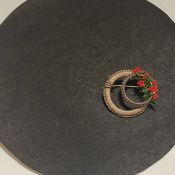 【南天　手刺繍のブローチ】