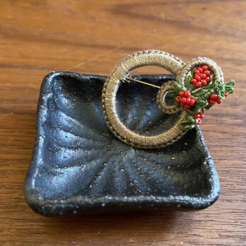 【南天　手刺繍のブローチ】福となす 赤い実 金茶色002