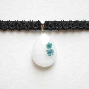 【受注製作】レジンアート　ドロップモチーフとタティングレースとベルベットリボンのチョーカー〈白雪と花〉