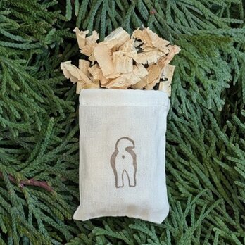 玄関・リビングの消臭 青森ひば サシェ 4個 湿気対策と天然の香りで空間を整える〈柴犬〉