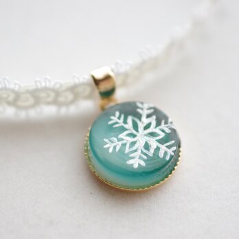 【受注製作】レジンアート　ラウンドモチーフとタティングレースとサテンリボンのチョーカー〈雪の結晶・緑〉