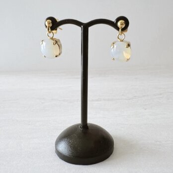 ドイツ製ヴィンテージガラスのピアス／イヤリング やわらかな白が映えるシンプルアクセサリー