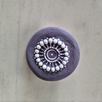 ヴィヴィッドなブローチ・紫（Ｍ）