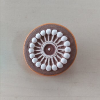 ヴィヴィッドなブローチ・ベージュ＋オレンジ