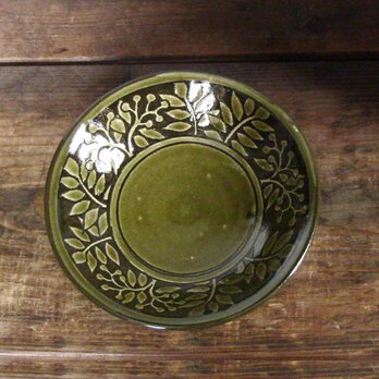 ななかまど掻落し皿（オリーブ）