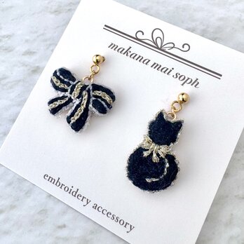 〈“ほどけない”想いをそっと耳元に〉猫とリボン　ピアス／イヤリング　サージカルステンレス　金属アレルギー対応　ブラック