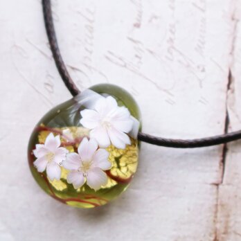 桜のとんぼ玉ガラスペンダント(黄緑）