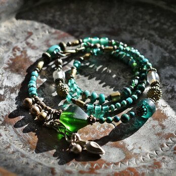 グリーンボヘミアビーズとアフガンパーツ＆民族鈴、クリアビーズ、つぶつぶブラス、多彩グリーンビーズのネックレス