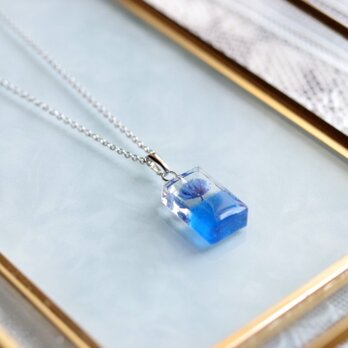 レジンアート　長方形のペンダント〈一輪の花・ブルー〉