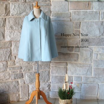 【エレガント ケープ コート】　ライトブルー（水色）尾州ウールの表地 × ジヴェルニーの庭柄の裏地