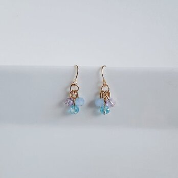 ガラスビーズのパープルブルー色のミニピアス