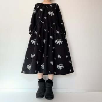 音色の刺繍ワンピース＊大人のナチュラルスタイル＊楽器と音符柄＊国産綿100％＊ポケット付＊ブラック