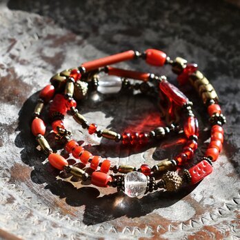 深紅ダイスビーズとクリアビーズ、つぶつぶブラス、グラスコーラル、聖者のビーズ、ホワイトハーツ、スネークブラスのネックレス