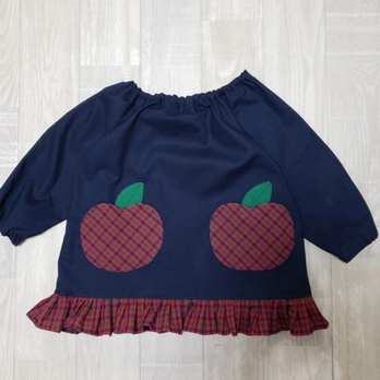 【80～160】りんごポケット レッド チェック ネイビー 裾フリル 長袖スモック 着丈延長可
