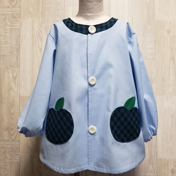 【*80～160】りんごポケット グリーン チェック サックス  前ボタン 3つ 長袖スモック 首パイピング 着丈延長可