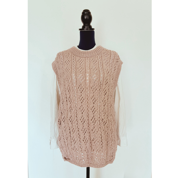 大人の抜け感。深めスリットと透かし編みが美しい、手編みのウールベスト