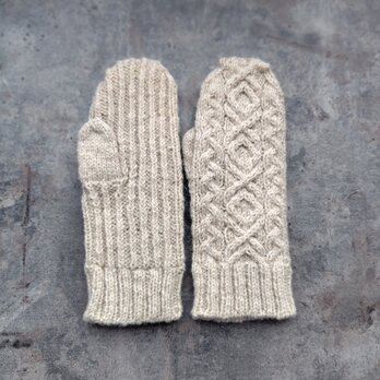 Hand-knit mittens / xoxo