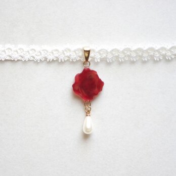 【受注製作】レジンアート　凹凸モチーフとタティングレースとサテンリボンのチョーカー〈赤べっこうの葉〉