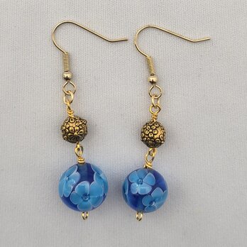 No.197【イヤリング変更可】花のトンボ玉ピアス 青と金色
