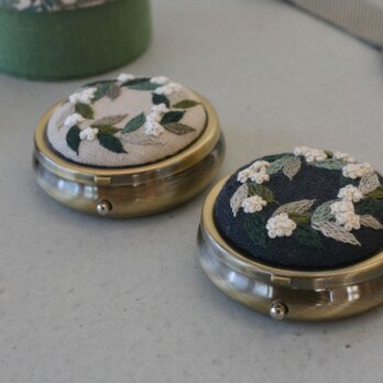 ボタニカルリース 刺繍　ピルケース　ラウンド
