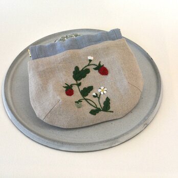 いちご  立体刺繍 14センチ バネ口ポーチ