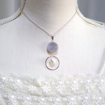 レジンアート　ラウンドモチーフとコットンパールとリングのペンダント〈雲に抱かれて〉